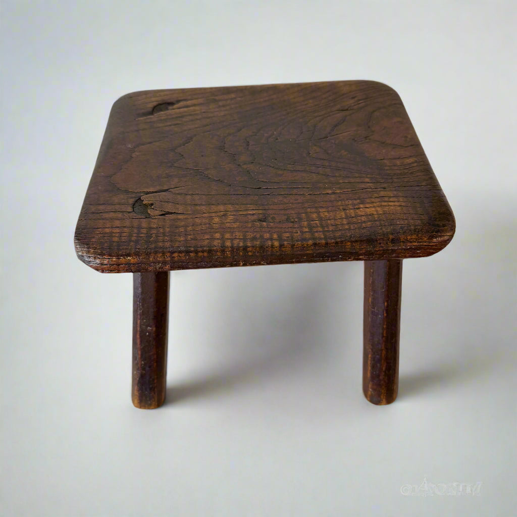 Georgian dairy stool